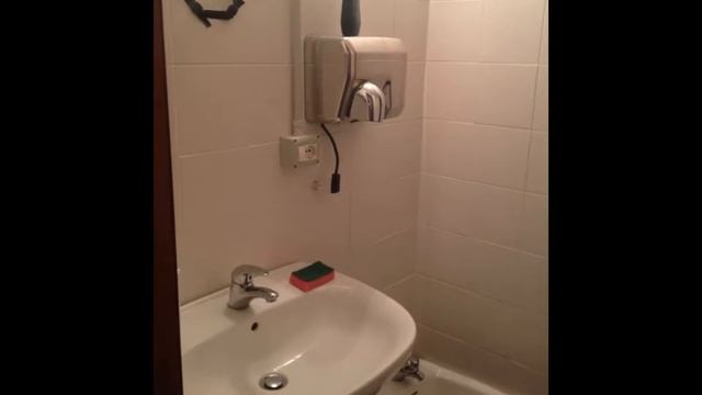 Бар рядом с собором Дуомо в Милане смотреть онлайн