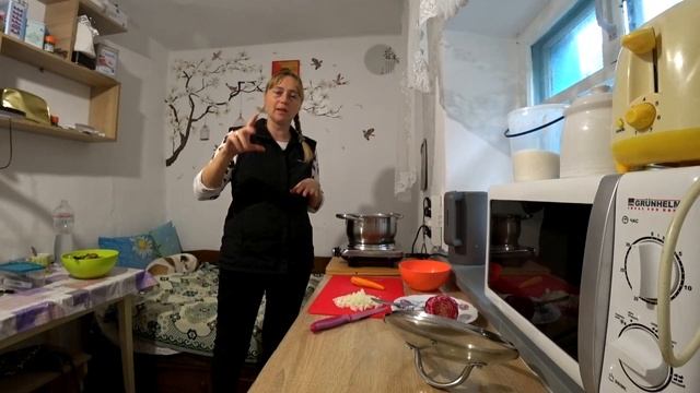 Теперь Лена живёт на кухне...Не могу такое есть! Тыква в духовке наверное не моё...Живу в деревне смотреть онлайн