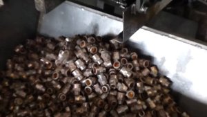 Процесс выгрузки штампованных заготовок ниппеля 3/8*1/2 из пресса