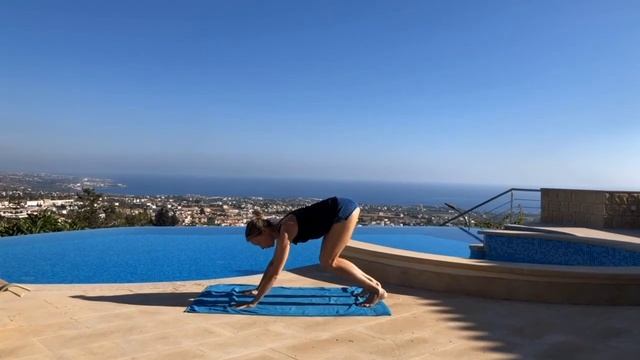Pilates on the Afternoon / Pilates am Nachmittag [MINI WORKOUT in Cyprus by t. Pool] | Vanessa Bohn