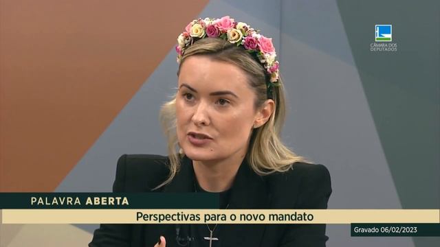 Deputada bolsonarista posta foto com arma e faz referência a Lula смотреть онлайн