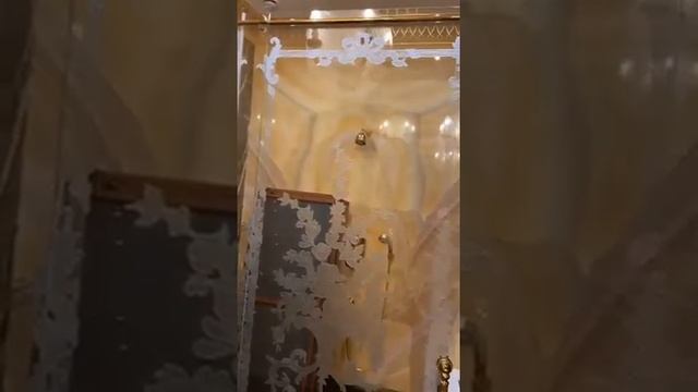 Облицовка стен и пола мрамором Блэк энд Голд и ониксом Миеле!