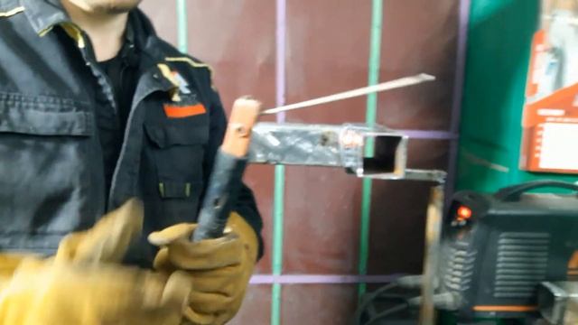 Вертикальный шов на профильной трубе без отрыва. Быстро, без прожога и сплошным швом. смотреть онлайн