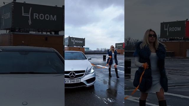 Малышка на прогулке  Mercedes-benz E400 coup         Мерседес Е400 купе