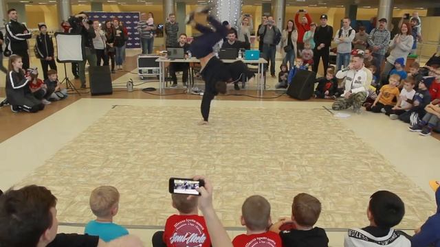 "Танцевальный Дневник 8" судейский выход Bboy Sanya Seven смотреть онлайн
