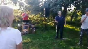 Льется музыка