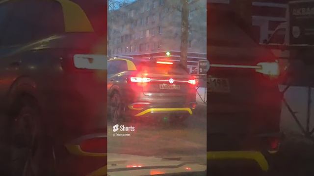 Первый раз вижу чтобы значок машины светился и спереди так же только белым светит #Shorts #car