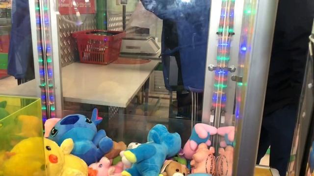 Достаем и раздаем игрушки из автомата с игрушками / как достать игрушку из автомата / хватайка/кран