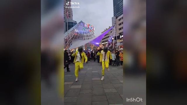 Классно танцует китаец в жёлтом костюме!!! Прямо на улице!!! ШОК смотреть онлайн