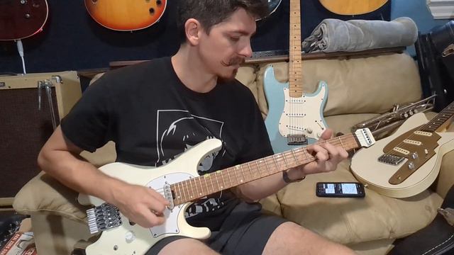 Ibanez ICHI10 vs Fender Stratocaster смотреть онлайн