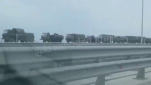 Эшелон с военной техникой идёт по Крымскому мосты