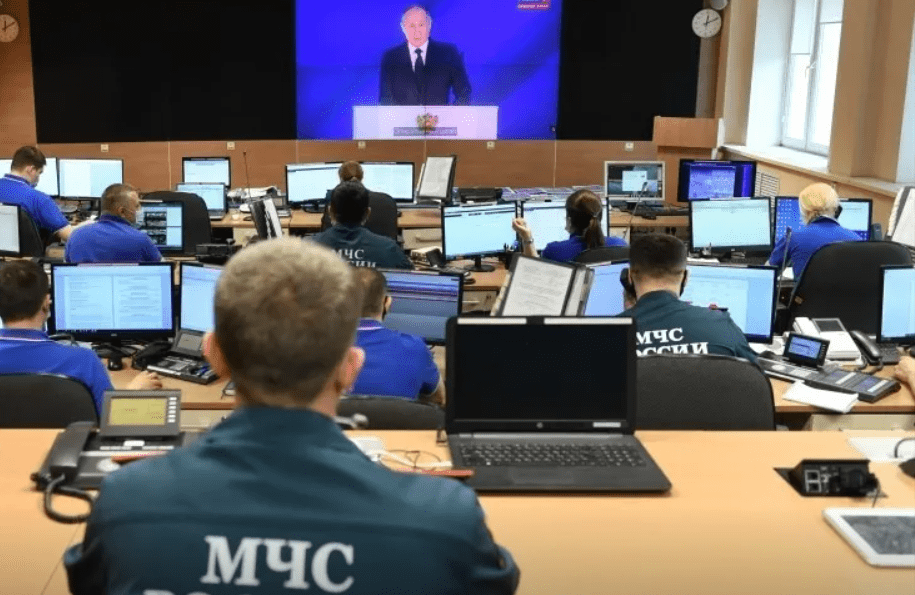 Путин поздравил работников МЧС с Днем спасателя