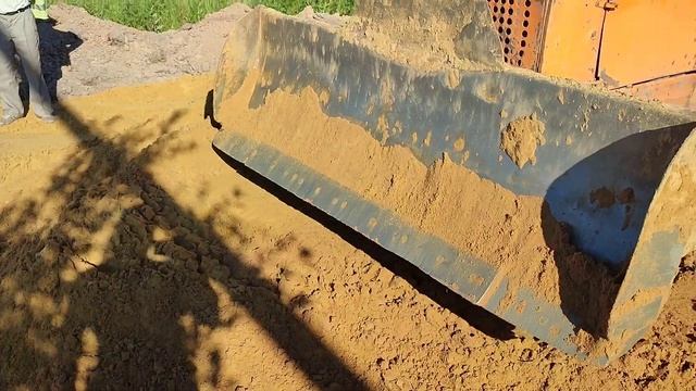 Бульдозер дт75. Меняем колесо. Засыпаем корыто. смотреть онлайн