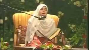 Девочка с удивительным голосом читает Коран..