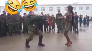Ракси Гулдонаи Алиёрзода бо сарбозон