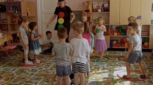 Развлечение ко дню светофора в средней группе " Маленькая страна".