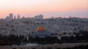 над небом голубым