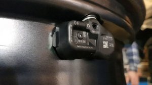 Как выглядит датчик контроля давления в шинах на Toyota RAV4 New.