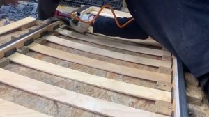 Работа на мебельном производстве / сборка каркаса для дивана.