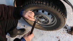 Как снять крышку с колеса.
