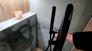 Черный смеситель для ванны с пола