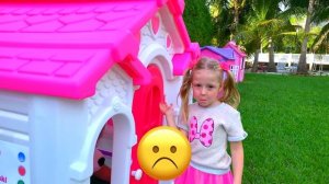 Настя разносит подарки на Рождество