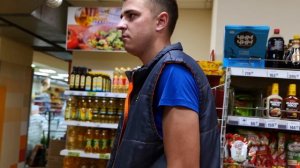 АГРЕССИВНЫЙ ОХРАННИК КИДАЕТСЯ НА КАМЕРУ / ПОЛИЦЕЙСКИЙ НЕ ХОЧЕТ ПРИНИМАТЬ ЗАЯВЛЕНИЕ?