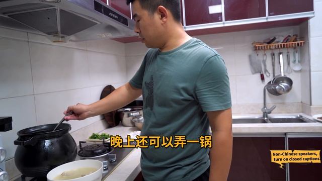 【超小厨】10根羊骨2斤羊腩，大哥来访白切羊肉+羊汤，两兄弟一起贴秋膘，安逸！ смотреть онлайн