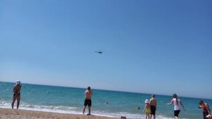 Вертолет над пляжем