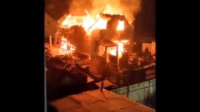 Сгорает деревянный дом в Одинцовском районе смотреть онлайн