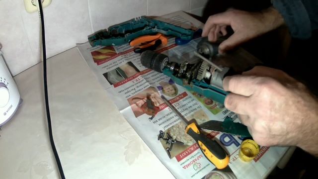 Смазка редуктора ударной электрической дрели. Без этого она работать не будет. смотреть онлайн