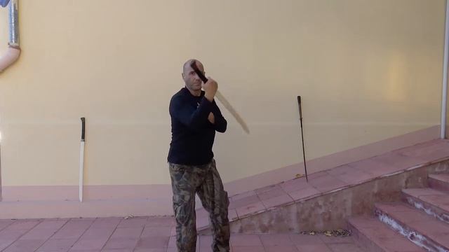 Владеене на меч - Осмица обратен хват / Sword training, Eights - Sword spinning  - вращение меча