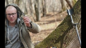 Коп с металлоискателем в приятном лесу xp deus