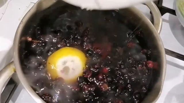 Варим компот из ирги.