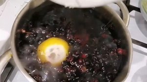 Варим компот из ирги.