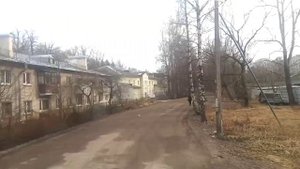 Работает манипулятор.Если не знаешь как грузить ЖБ кольца без захватов и отверстий.