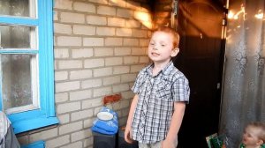 ребёнку пять лет рассказывает стихи.