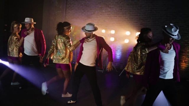 Uptown Funk смотреть онлайн