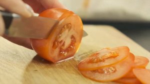 Пицца с сырокопченой колбасой