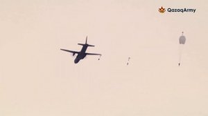 Десантники выполнили #прыжки с парашютом с борта самолета