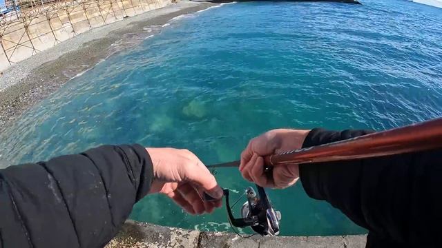 ?ОНА ЗАСТАВИЛА МЕНЯ ПОПОТЕТЬ! Морская Рыбалка на Форель в Черном Море смотреть онлайн