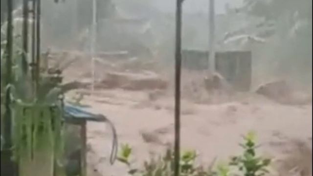 Indonesia is flooded! Major flooding occurred in 13 districts of East Java! смотреть онлайн