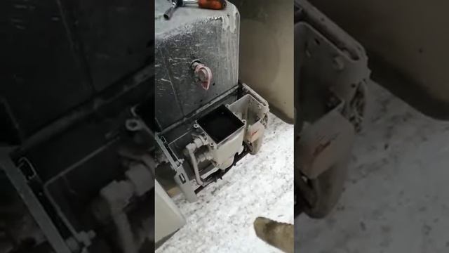 Небольшое пособие по замене фильтра грубой очистки на ман TGX 18/480 смотреть онлайн