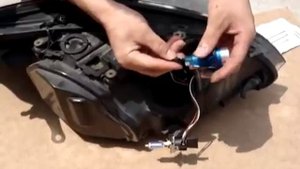 BMW E60 замена лампы ангельских глазок