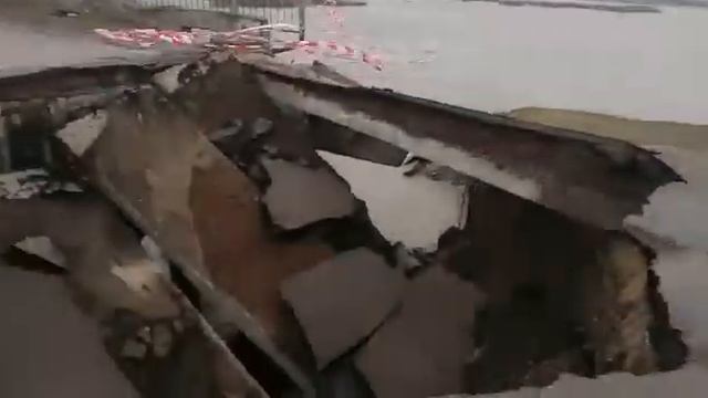 Часть моста смыло огромным потоком воды Атбасарском районе.(видео) смотреть онлайн