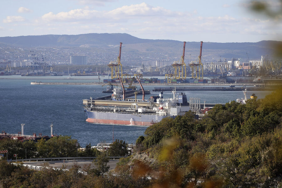 в ЕС запретят вход в порты для судов, помогающих РФ обходить нефтяные санкции