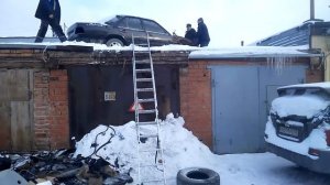 Падение Mercedesa с гаража