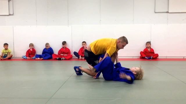 Проход в одну ногу. Приёмы самбо. Дети. смотреть онлайн