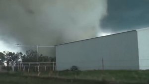 Мощный смерч засняли вблизи