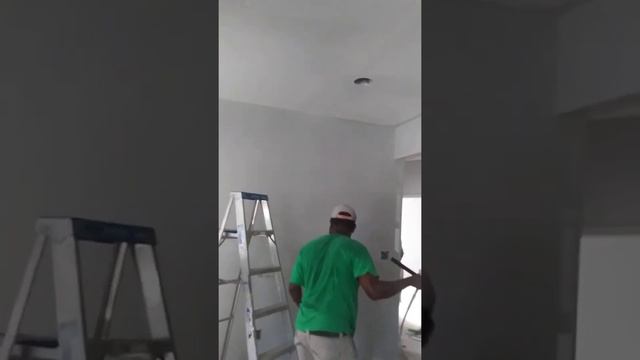 Безвоздушная покраска потолка, примыкание потолка и стены, краскопульт